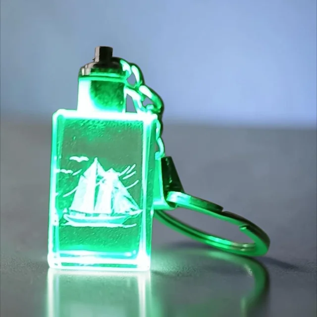جاکلیدی کریستالی شفاف مستطیلی با طرح کشتی و نورپردازی RGB متغیر